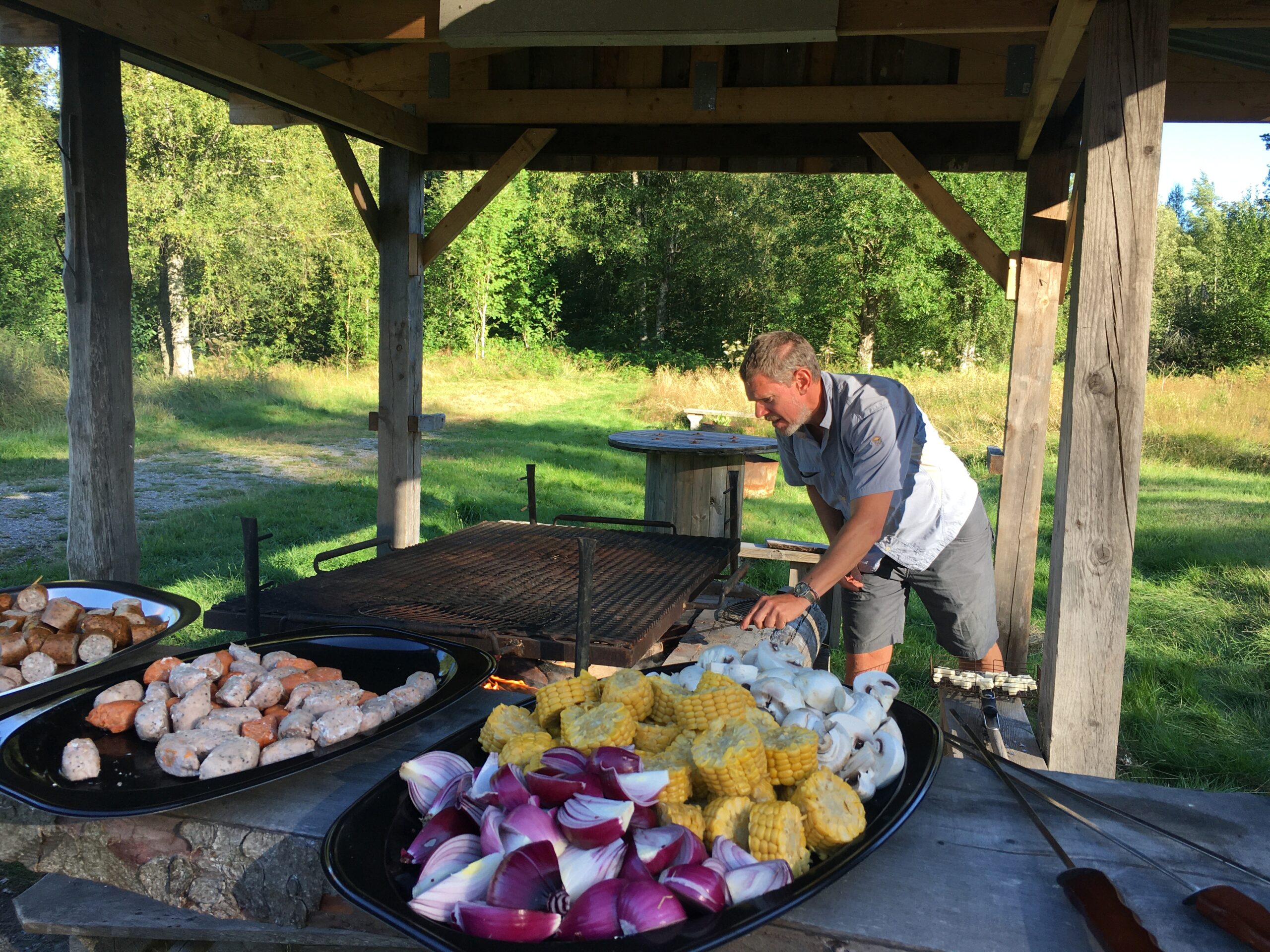 Grillplats vid sjön på Backamo Lägerplats