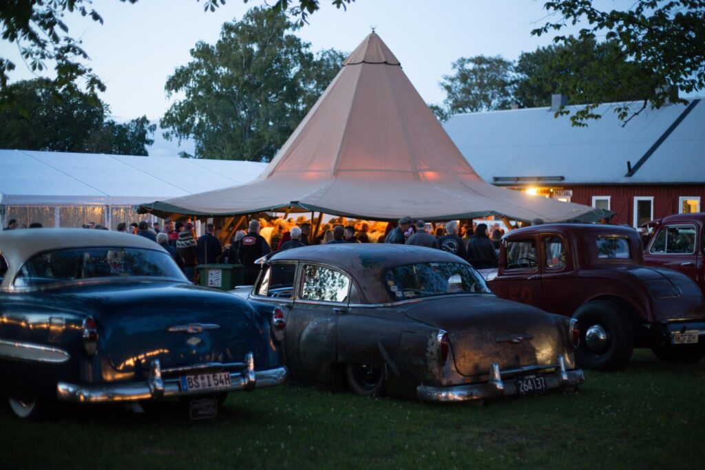 Fest och firande på Backamo Lägerplats i Bohuslän – kvällsstämning med tält och gemenskap