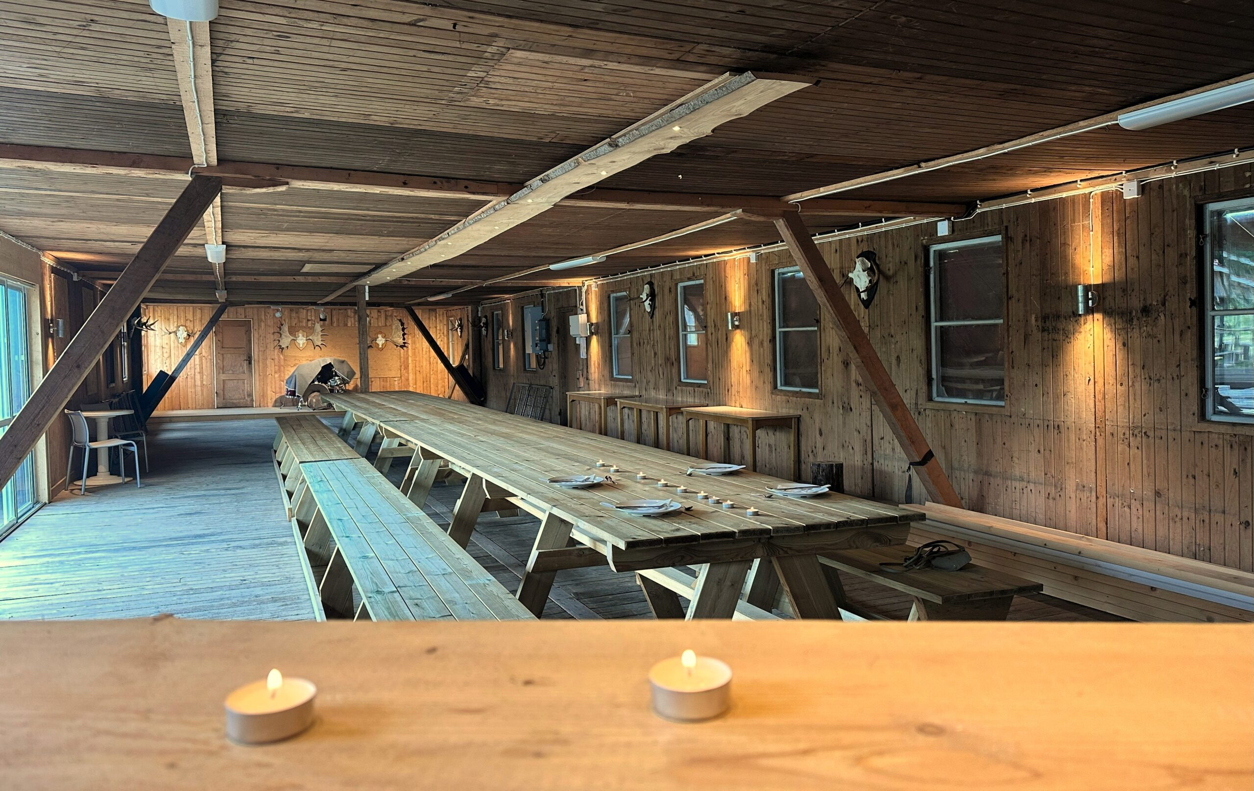 Rustik samlingslokal vid sjö i Bohuslän, nära Ljungskile – Sjöstugan