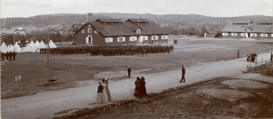 Vackra mansskapsbaracker på Backamo Lägerplats där människor samlats i över 300 år.