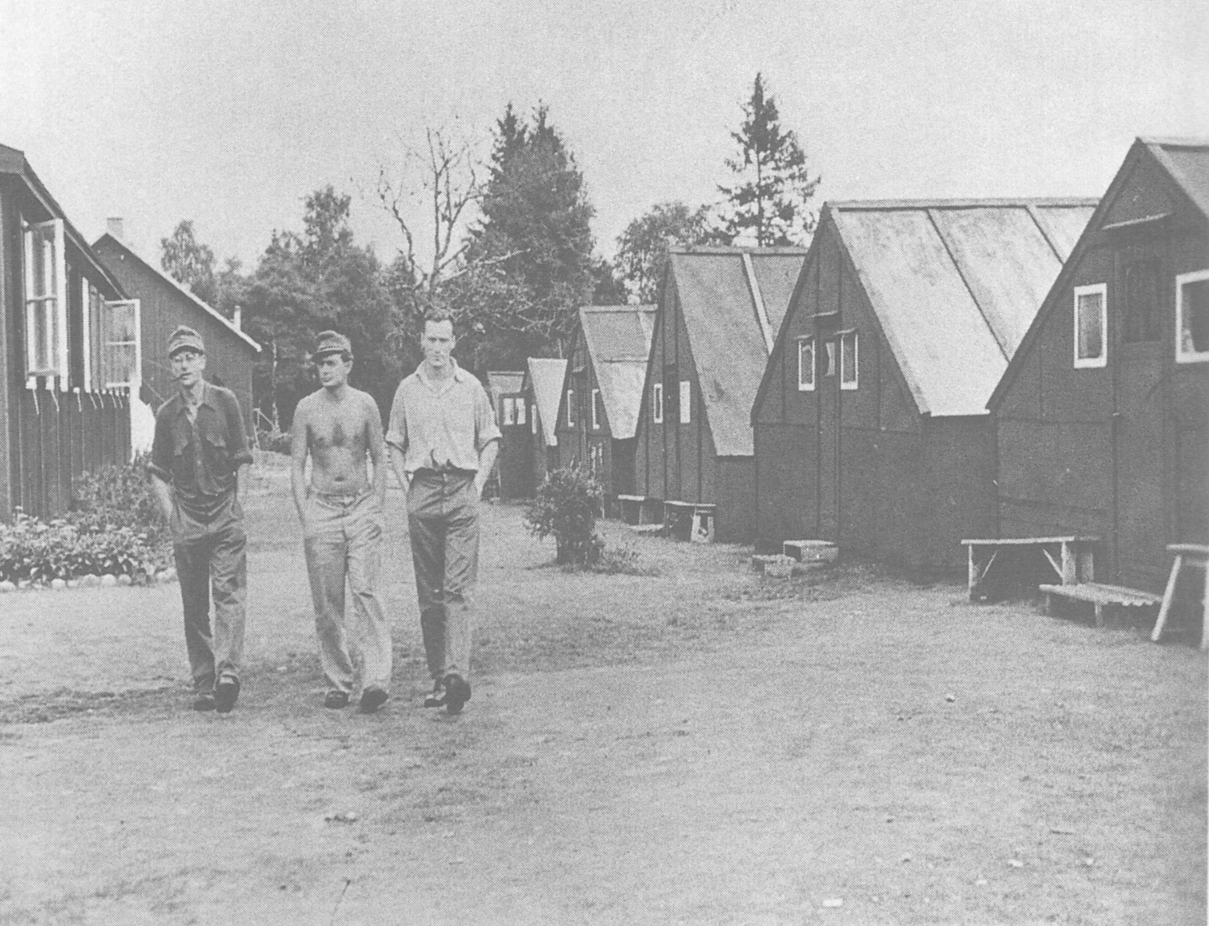 Tillfälliga baracker och interner på Backamo Lägerplats 1945.