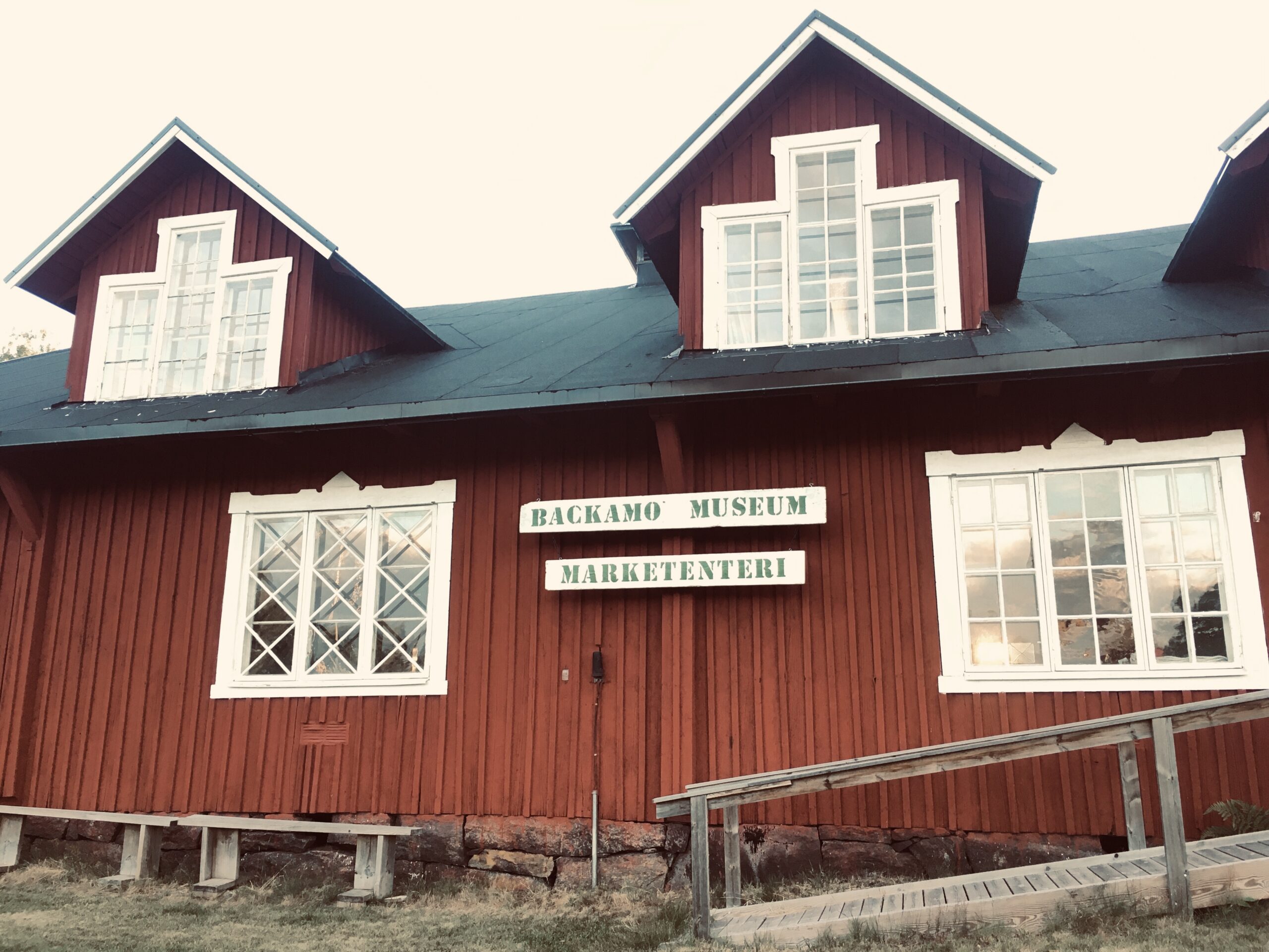 Manskapsbaracker från 1880-talet på Backamo Lägerplats inhyser Backamo Museum