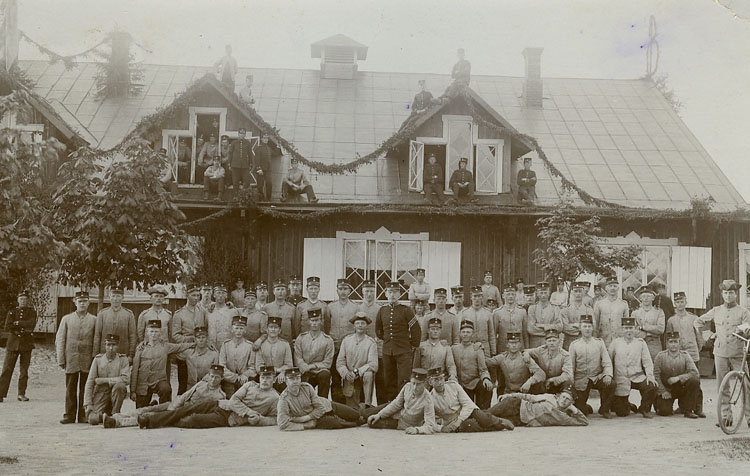 Manskapsbarack på Backamo Lägerplats vackert smyckad, midsommar 1910.