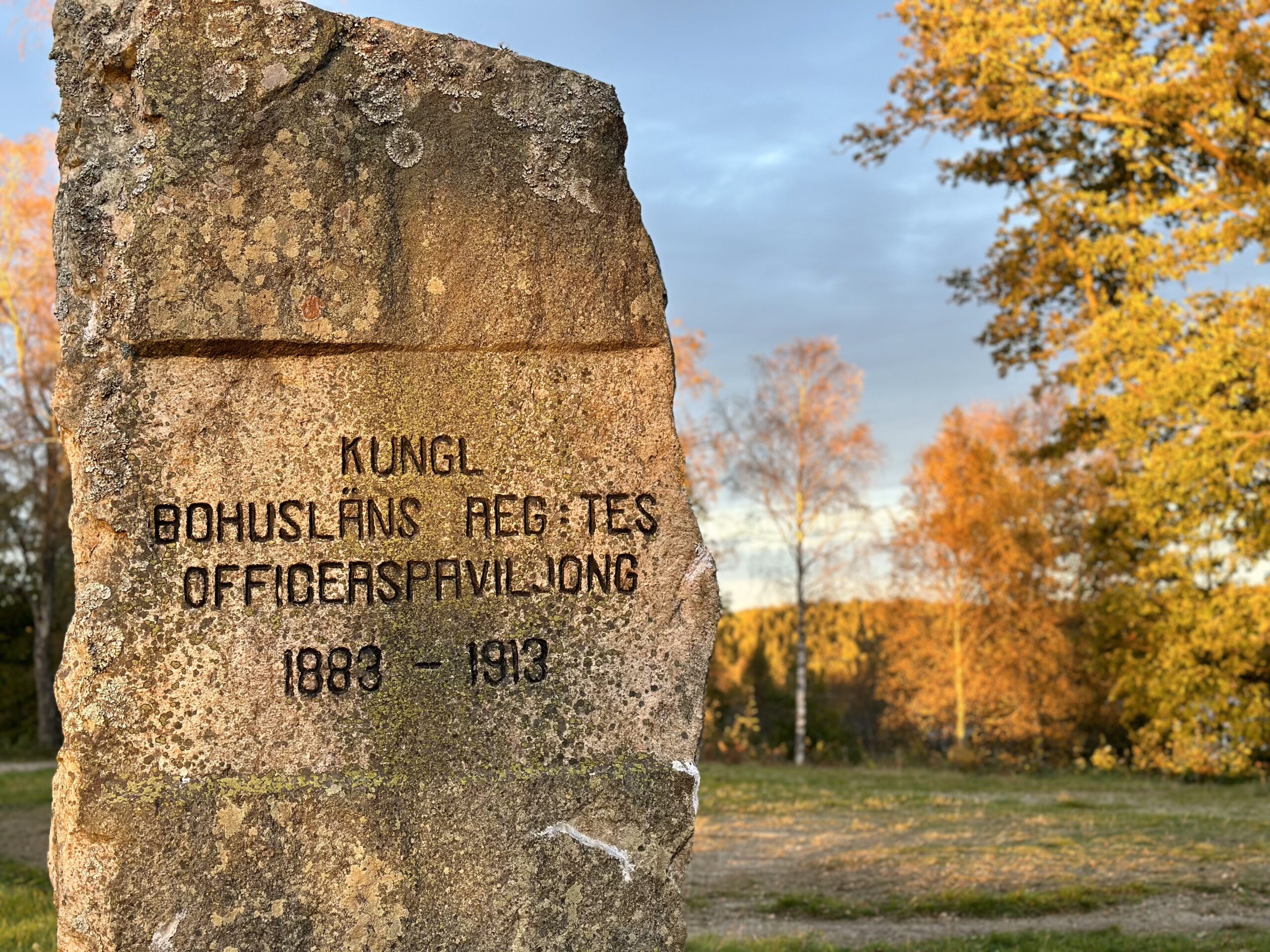 Minnessten över Officerspaviljongen på Backamo Lägerplats